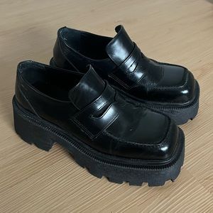 L’INTERVALLE Black Lug Sole Leather Loafer